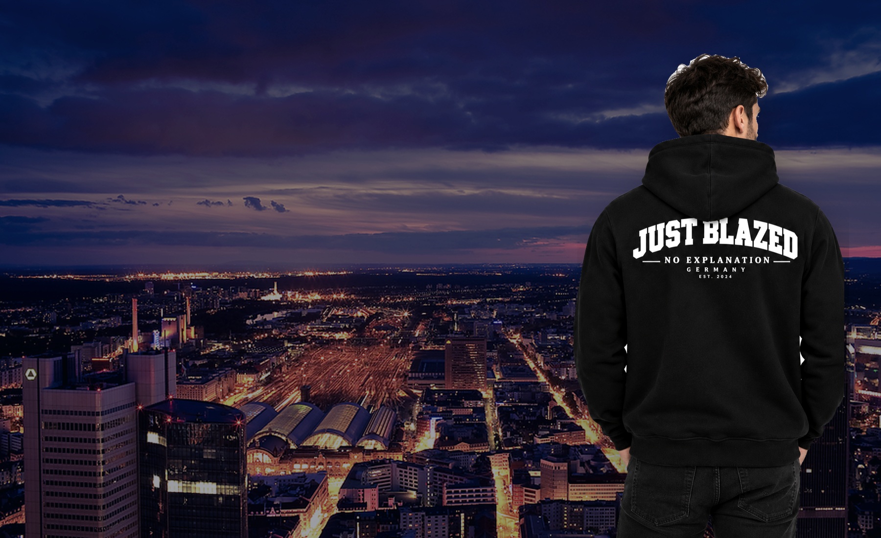 JUST BLAZED Hoodie vor der Skyline von Frankfurt